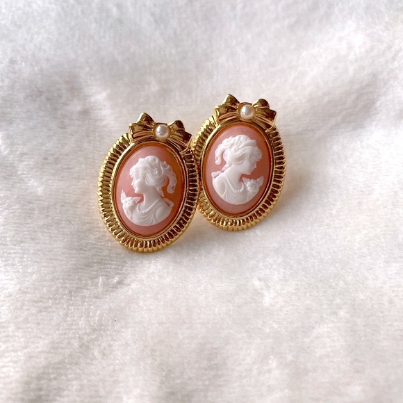 Jewelry - Vintage-Inspired Gold Cameo Clip-On Earrings